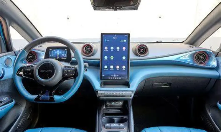 Interior mewah BYD Dolphin dengan layar rotasi
