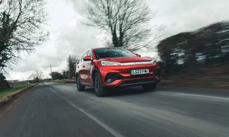 BYD Atto 3 melaju di jalan raya