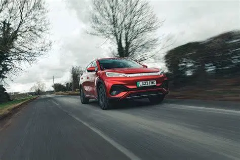 BYD Atto 3 Driving BYD Atto 3 melaju di jalan raya