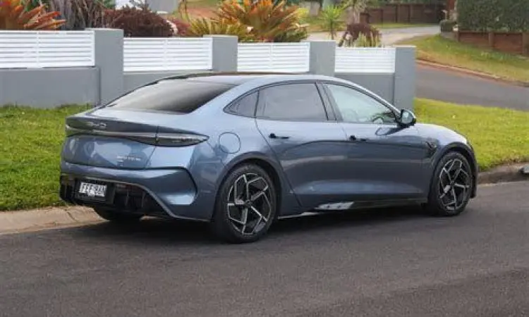 BYD Seal warna biru tampak depan