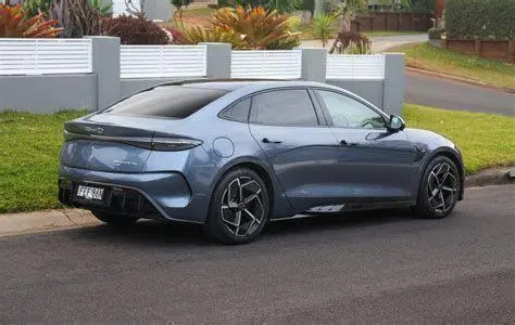 BYD Seal Blue Sporty BYD Seal warna biru tampak depan