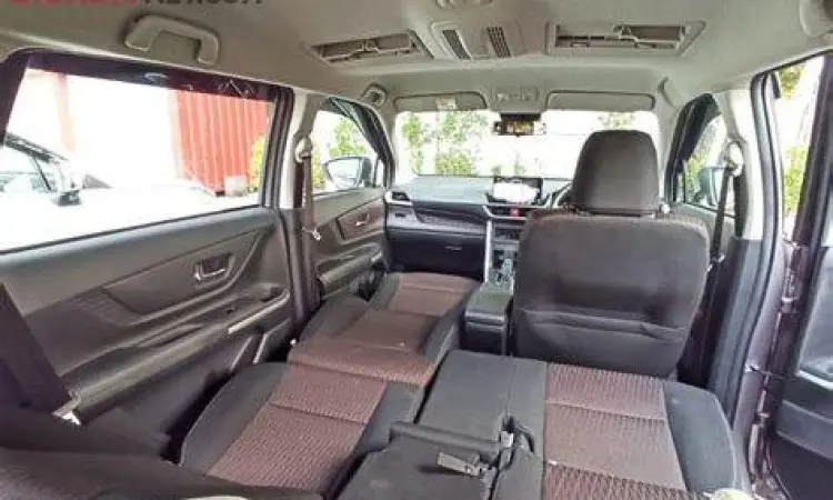 Interior Toyota Avanza dengan fitur Sofa Mode