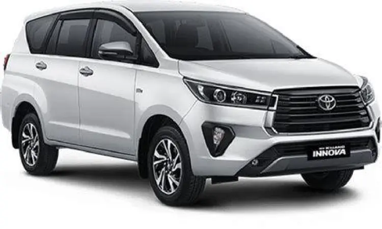 Bagian belakang Toyota Innova Reborn putih