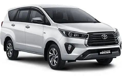 Desain Eksterior Belakang Bagian belakang Toyota Innova Reborn putih