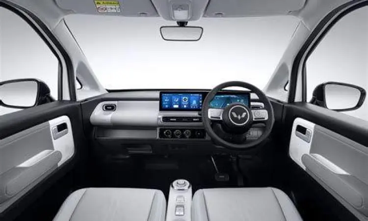 Tampilan interior mewah mobil listrik dengan layar sentuh lebar