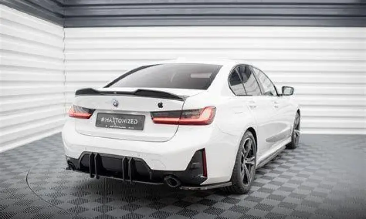 Bagian Belakang BMW 320i Desain lampu belakang LED BMW 320i yang agresif