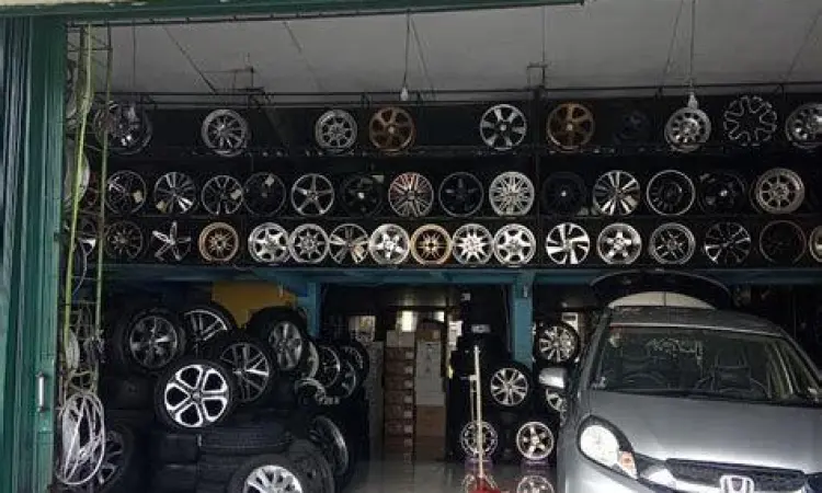 Bengkel Ban Mobil Display ban mobil di bengkel spesialis