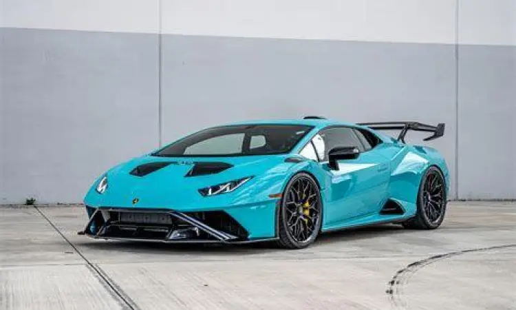 Lamborghini Huracan STO warna biru di lintasan balap