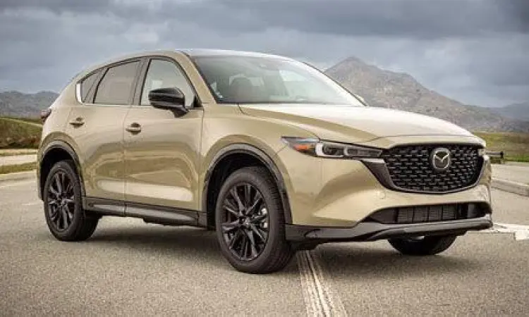 Mazda CX-5 warna Soul Red Crystal melaju di jalan perkotaan