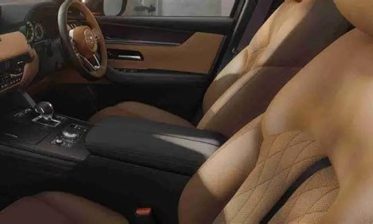 Interior mewah Mazda CX-60 dengan material kulit dan detail premium