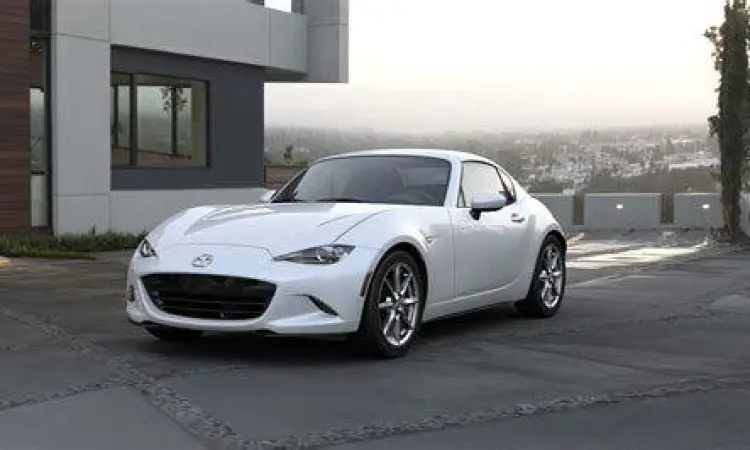 Mazda MX-5 RF warna putih dengan atap terbuka