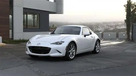 Mazda MX-5 Sportscar Mazda MX-5 RF warna putih dengan atap terbuka
