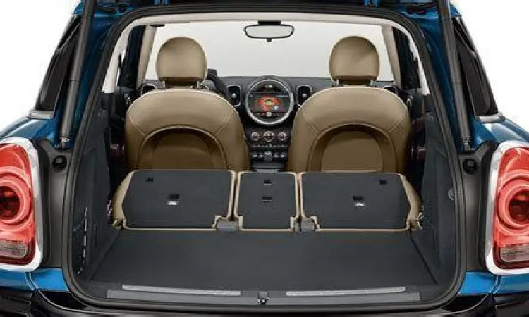 Interior mewah Mini Countryman dengan layar bulat ikonis
