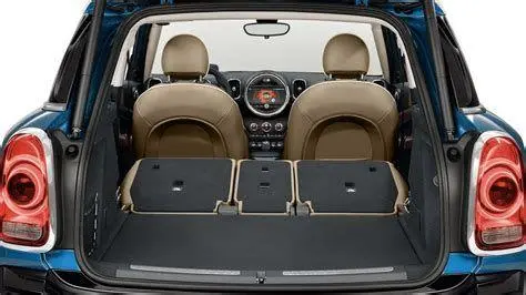 Interior Mini Countryman Interior mewah Mini Countryman dengan layar bulat ikonis