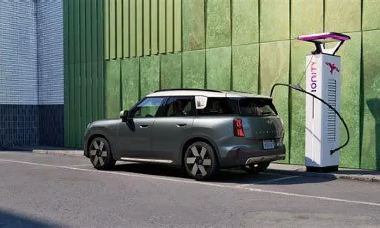 Mobil Mini Electric sedang mengisi daya di SPKLU