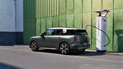 Mini Cooper Electric SE Mobil Mini Electric sedang mengisi daya di SPKLU
