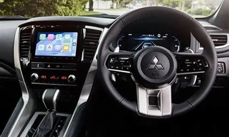 Interior Pajero Sport 2021 dengan panel instrumen digital