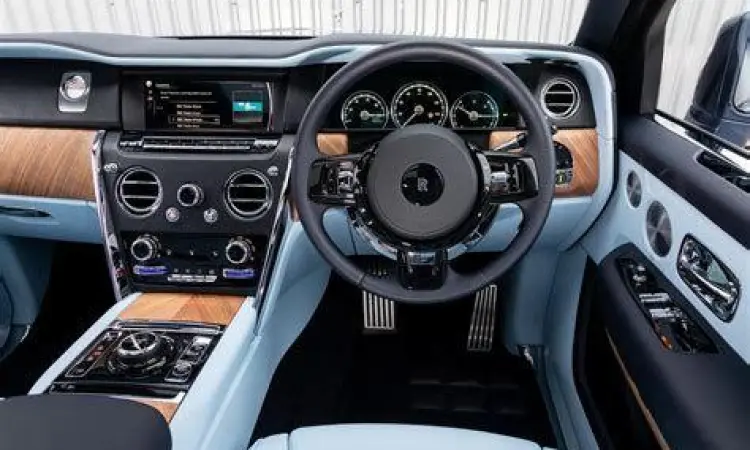 Interior mewah Rolls Royce Cullinan dengan kursi mewah