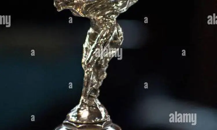 Detail ornamen Spirit of Ecstasy di kap mesin