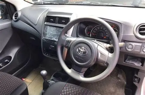 Kabin Toyota Agya Bekas Interior Toyota Agya bekas yang terawat dan bersih