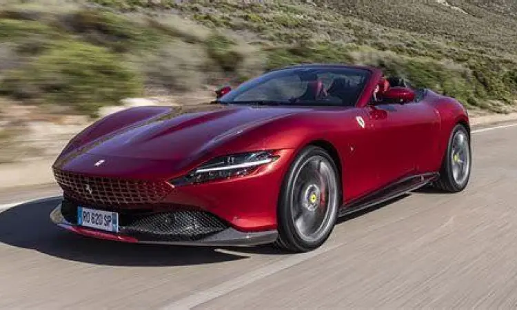 Ferrari Roma Spider elegan di jalanan perkotaan