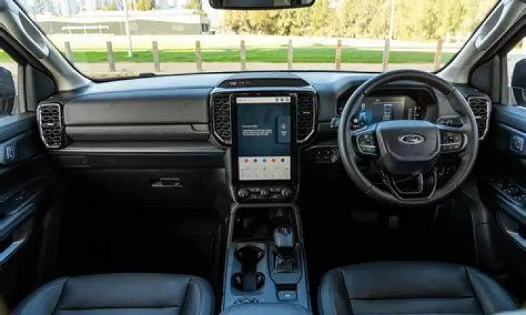 Interior Ford Everest 2024 Interior mewah Ford Everest Titanium dengan layar vertikal
