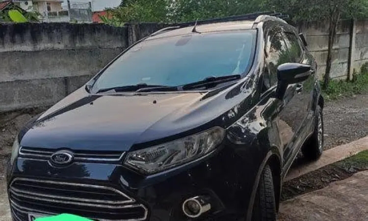 Mobil Ford EcoSport bekas warna merah