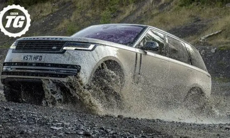 The New Range Rover Flagship The New Range Rover melintasi medan berair dengan tangguh