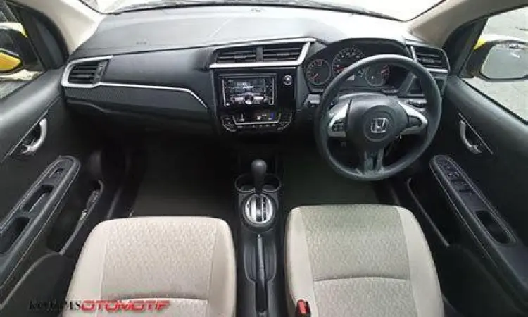 Interior Honda Brio Satya CVT dengan fitur dashboard modern