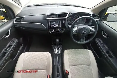 Interior Honda Brio Satya Interior Honda Brio Satya CVT dengan fitur dashboard modern