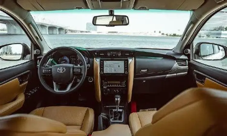 Interior mewah Toyota Fortuner dengan fitur teknologi terbaru