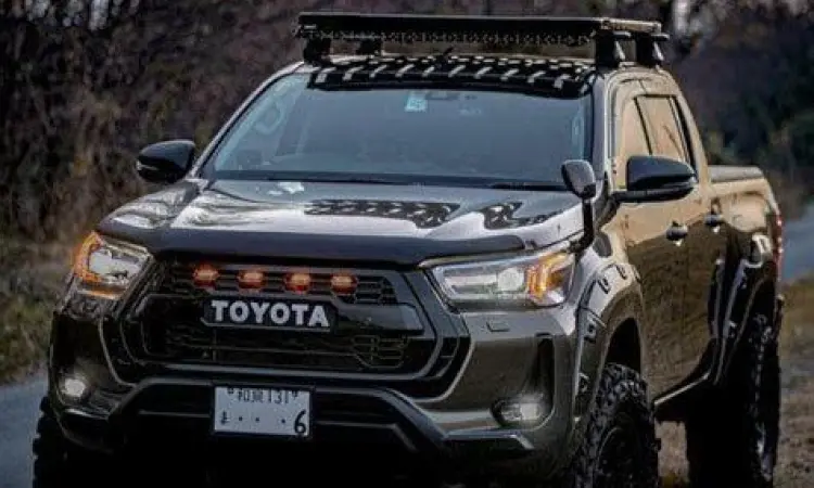 Toyota Hilux 4x4 menerjang medan berlumpur