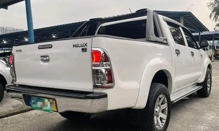 Inspeksi mesin Toyota Hilux bekas oleh mekanik