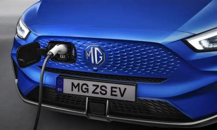 Proses pengisian daya MG ZS EV di stasiun pengisian