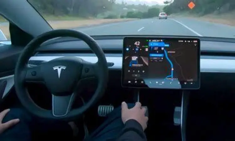 Tampilan layar dashboard Tesla saat fitur Autopilot aktif