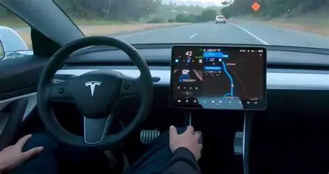 Teknologi Autopilot Tesla Tampilan layar dashboard Tesla saat fitur Autopilot aktif