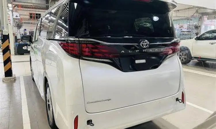 Tampilan belakang Toyota Alphard 2024 saat malam hari