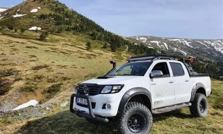 Aksi Toyota Hilux di medan off-road