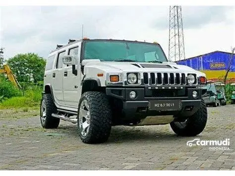 Hummer H2 SUT Luxury Mobil Hummer H2 SUT di jalanan perkotaan