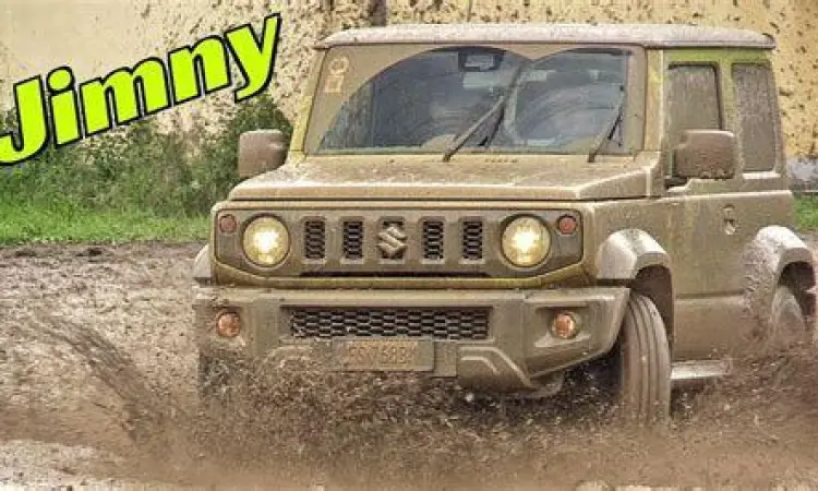 Suzuki Jimny sedang melibas medan lumpur