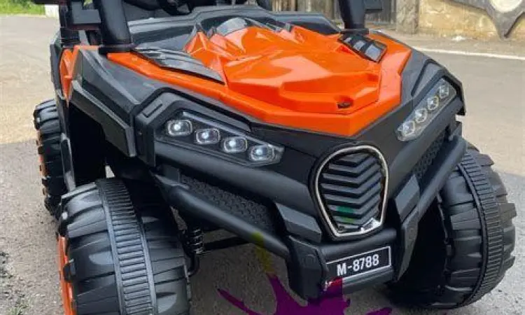 Mobil Mainan Anak Remote Control Anak kecil sedang menaiki mobil mainan elektrik di halaman rumah