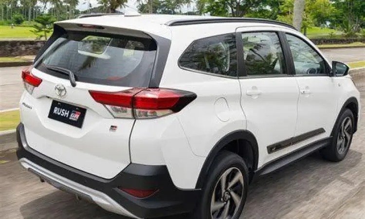 Toyota Rush 2021 warna putih tampak depan