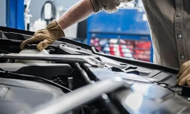 Proses inspeksi mesin untuk menentukan harga mobil second yang adil