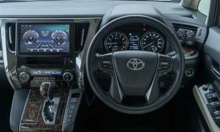 Dashboard Toyota Alphard dengan layar sentuh besar