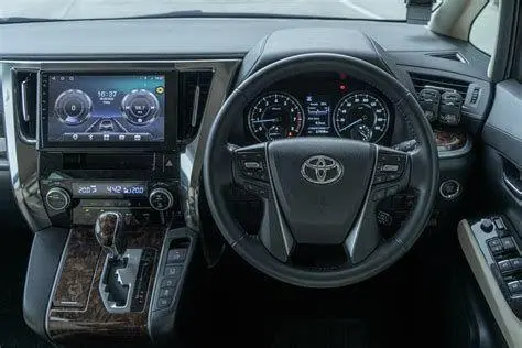 Dashboard Modern Toyota Alphard Dashboard Toyota Alphard dengan layar sentuh besar