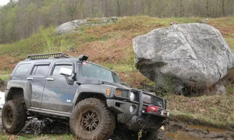 Hummer H3 Performance Hummer H3 sedang melewati medan off-road