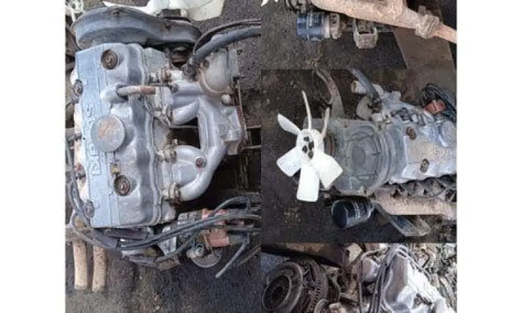 Kondisi mesin mobil pick up tua yang bersih dan terawat