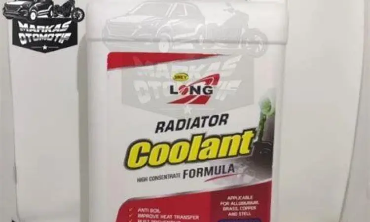 Cairan pendingin radiator mobil berwarna merah dan hijau