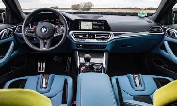 Interior mewah BMW M4 Competition dengan kursi carbon bucket