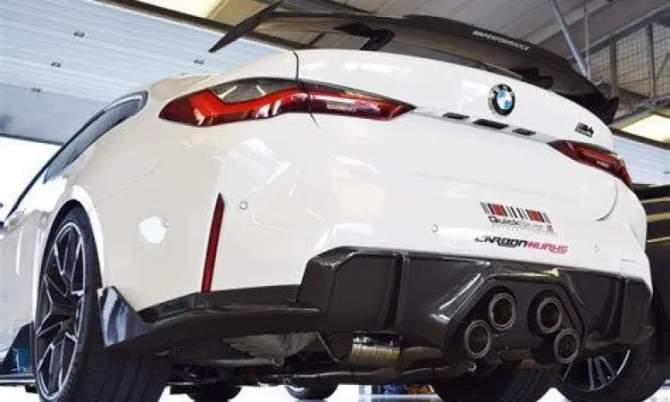 Tampilan belakang BMW M4 dengan empat lubang knalpot